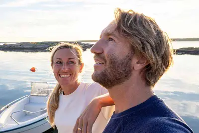 Par ute i skärgården som har gjort en ögonoperation