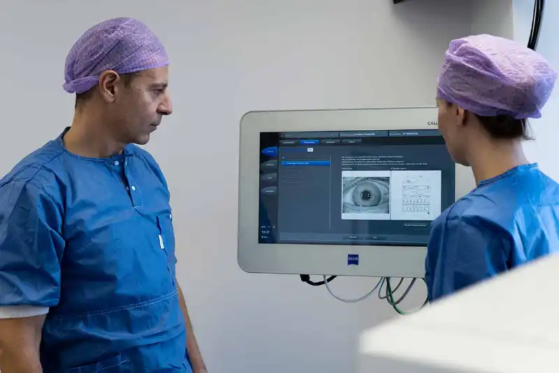 Ögonläkare hos Optalmica Ögonklinik i Stockholm utför ögonoperation