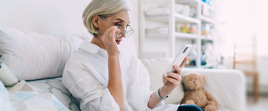 Kvinna h&aring;ller en mobiltelefon i handen
