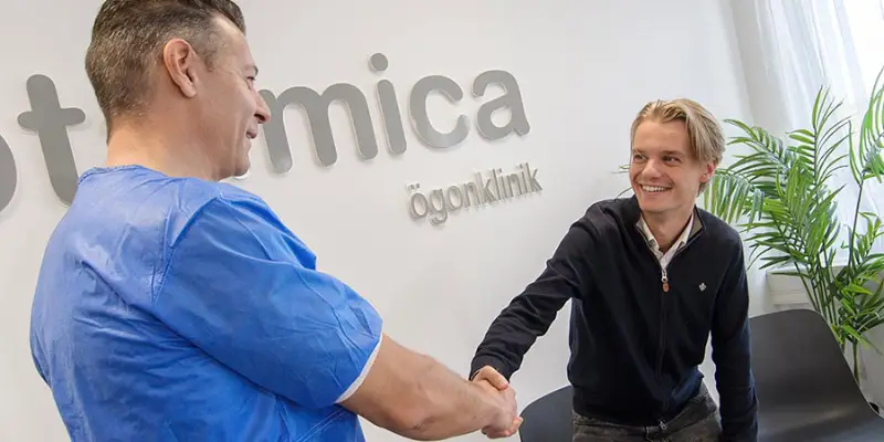 Dr Nikos Merkoudis med patient hos Optalmica &Ouml;gonklinik