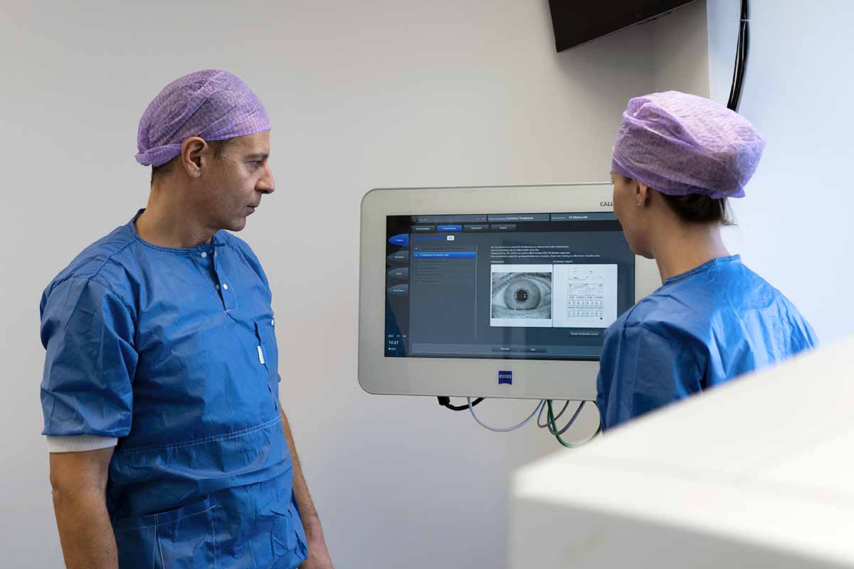 Ögonläkare och ögonspecialist utför linsbyte på Optalmica Ögonklinik i Täby