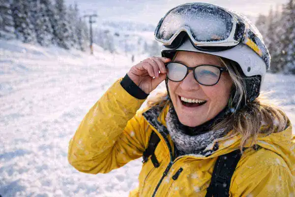 kvinna med immiga glasögon i skidbacken