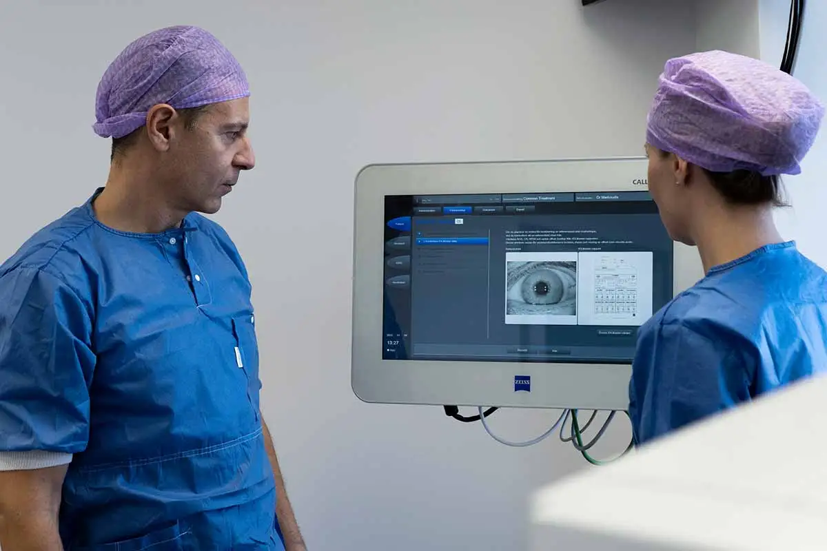 Ögonläkare utför en synundersökning på Optalmica Ögonklinik i Stockholm