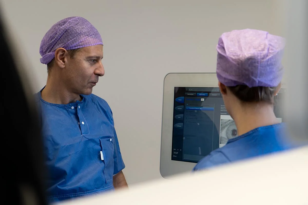 Ögonläkare på Optalmica Ögonklinik i Västerås utför ögonoperation