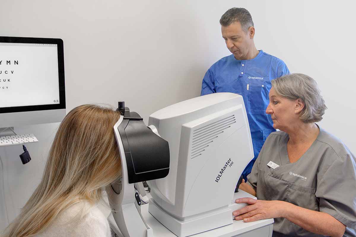 Förundersökningen av ögon genomförs av ögonläkare