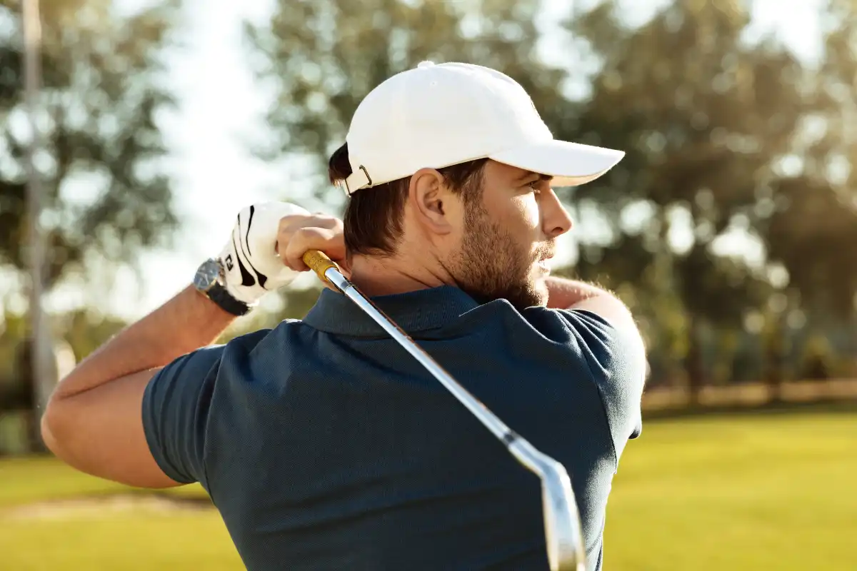 Golfare sl&aring;r ut