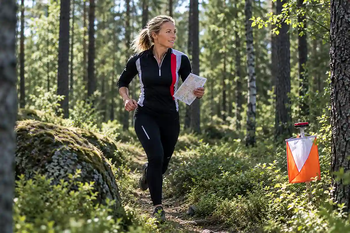 Helena springer mot en orienteringskontroll i skogen