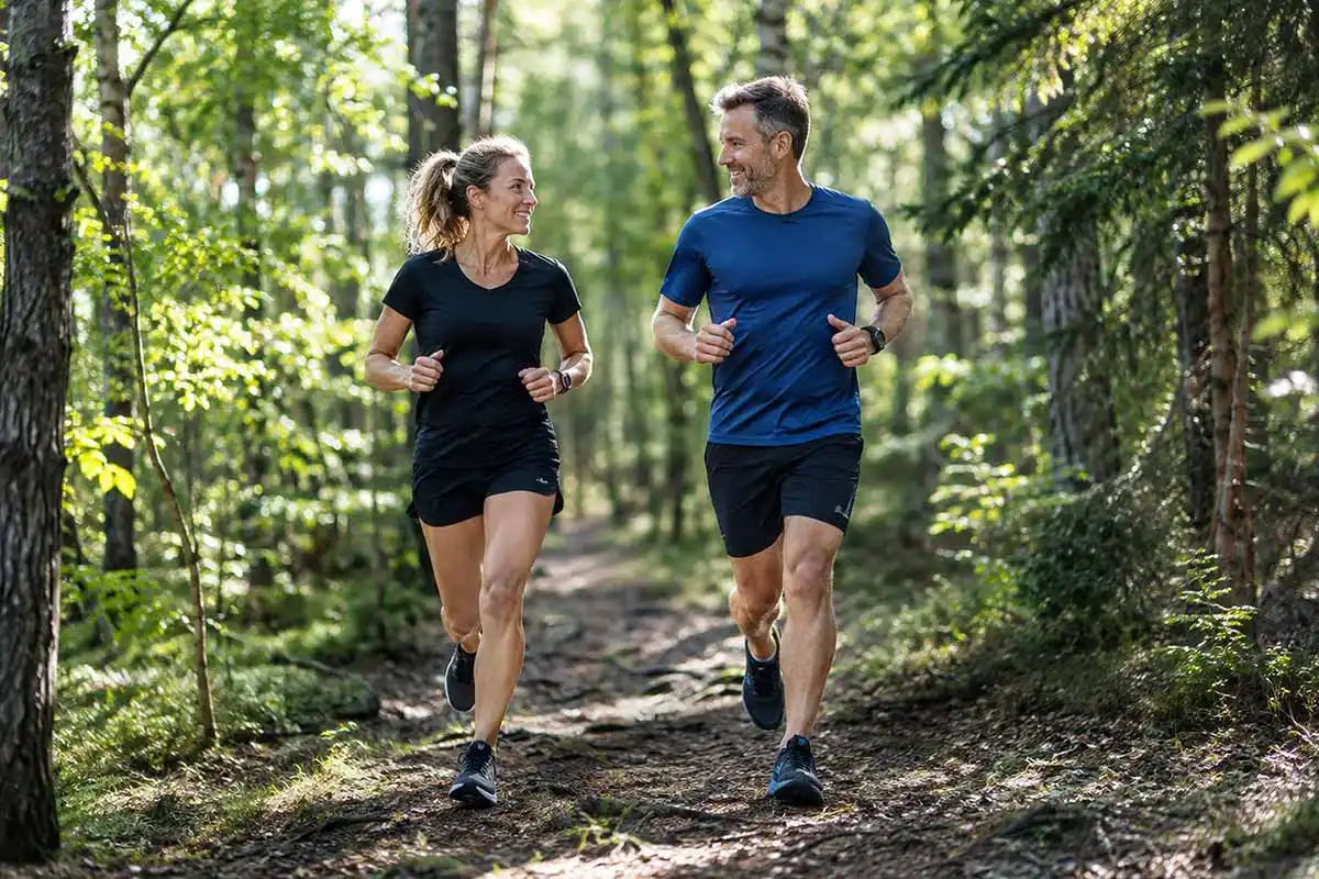 Par som springer i skogen