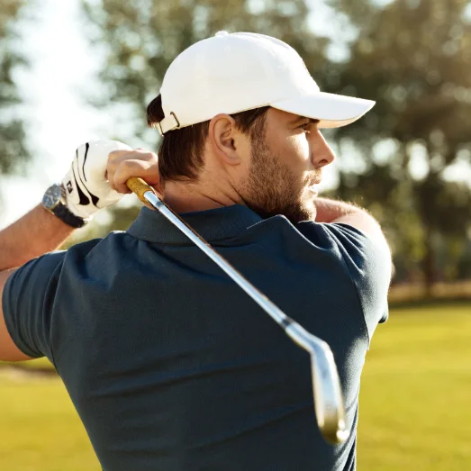 Golfaren Anders slår ut på en golfbana